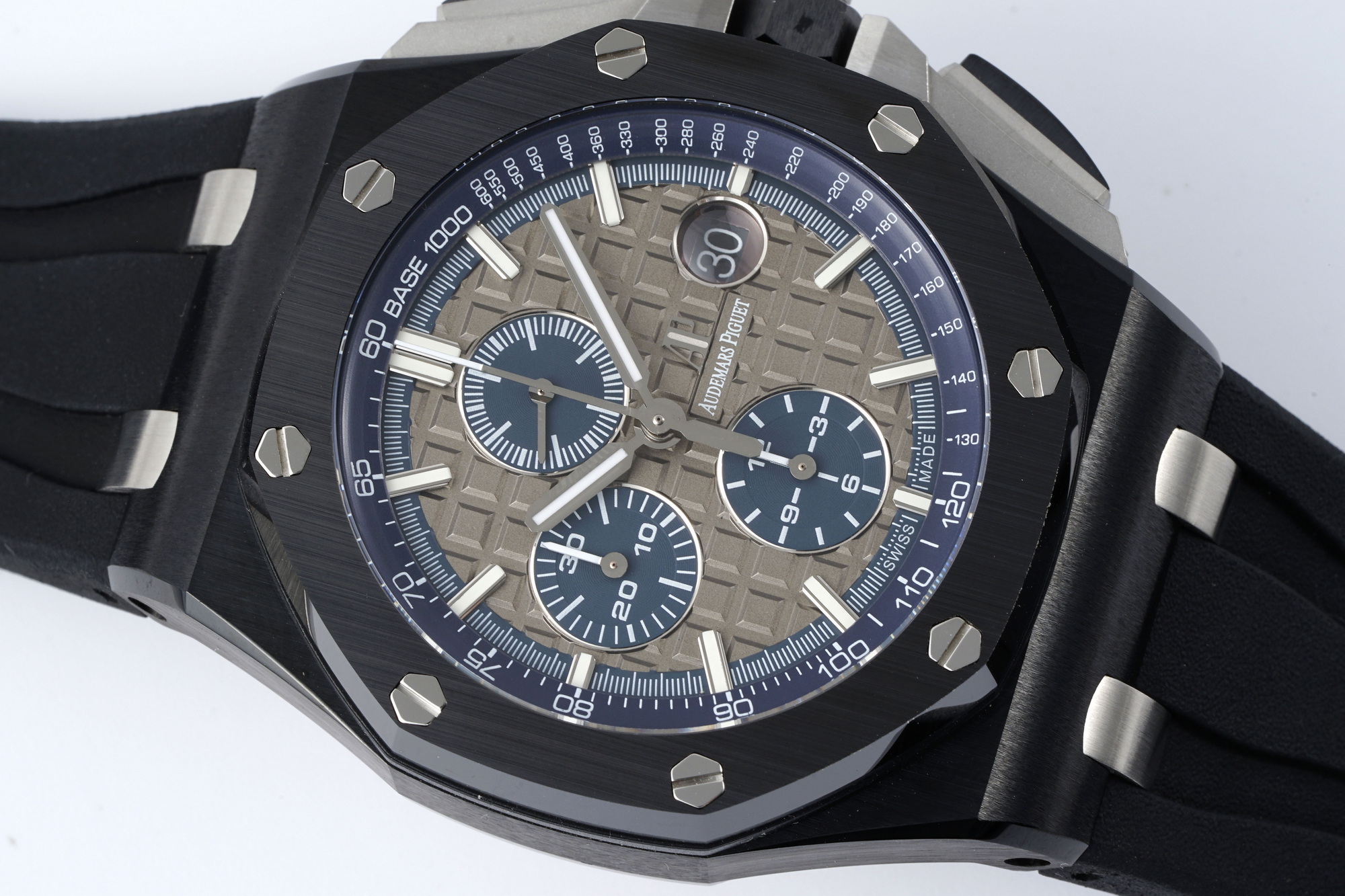 Royal Oak Offshore 44 mm, Grey Ref. 26405CG.OO.A004CA.01