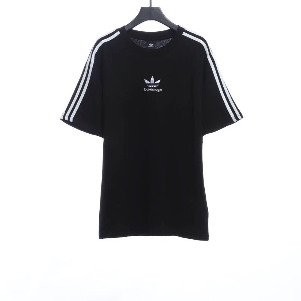 Collaboration embroidered T-shirt