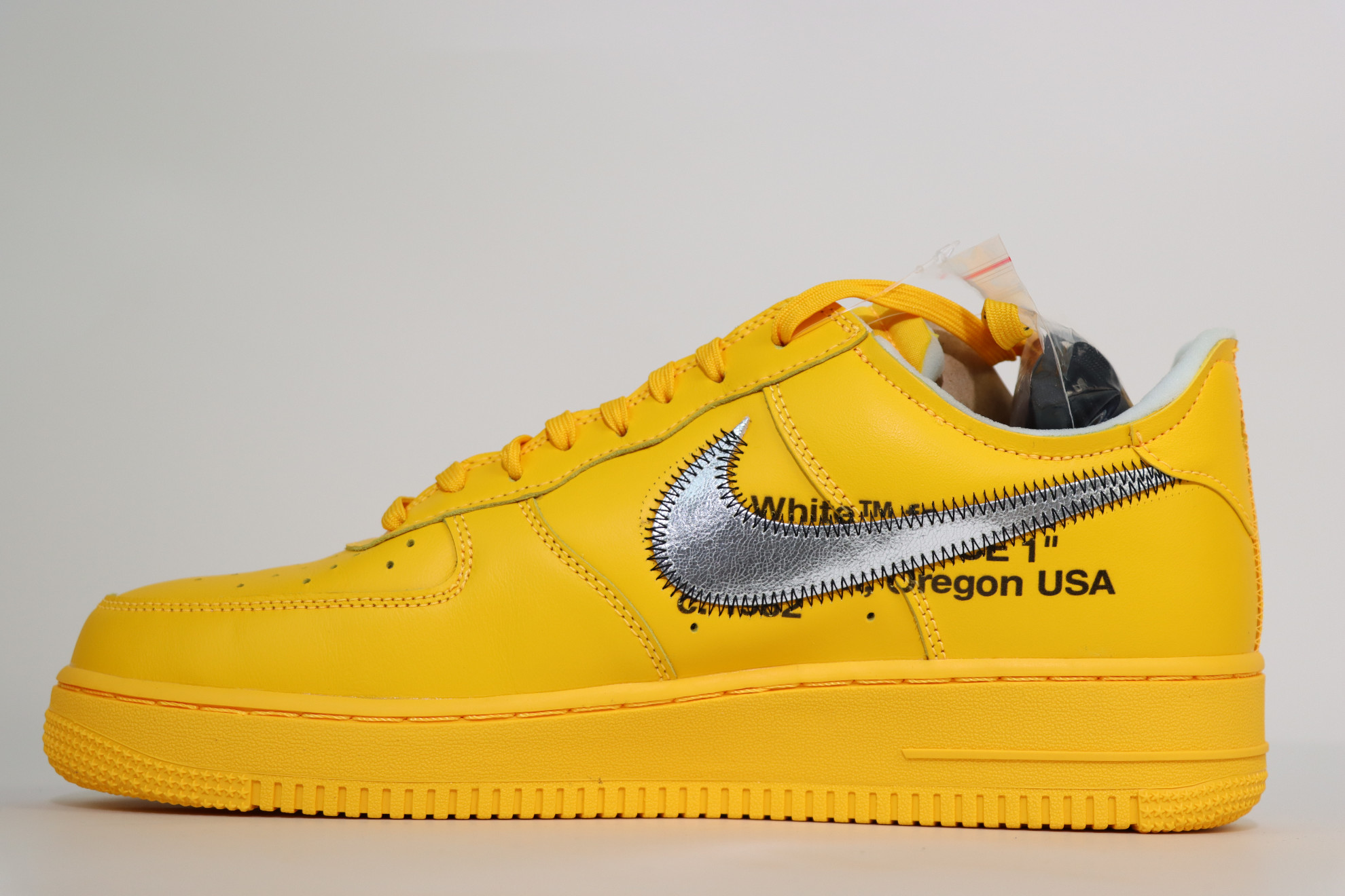 Off-White x Nk Air Force 1 “University Gold”