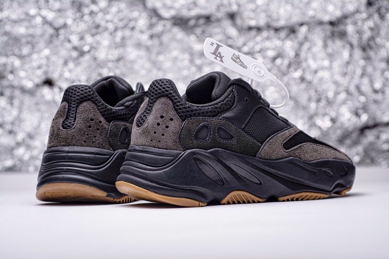YEEZY 700 ‘UTILITY BLACK’