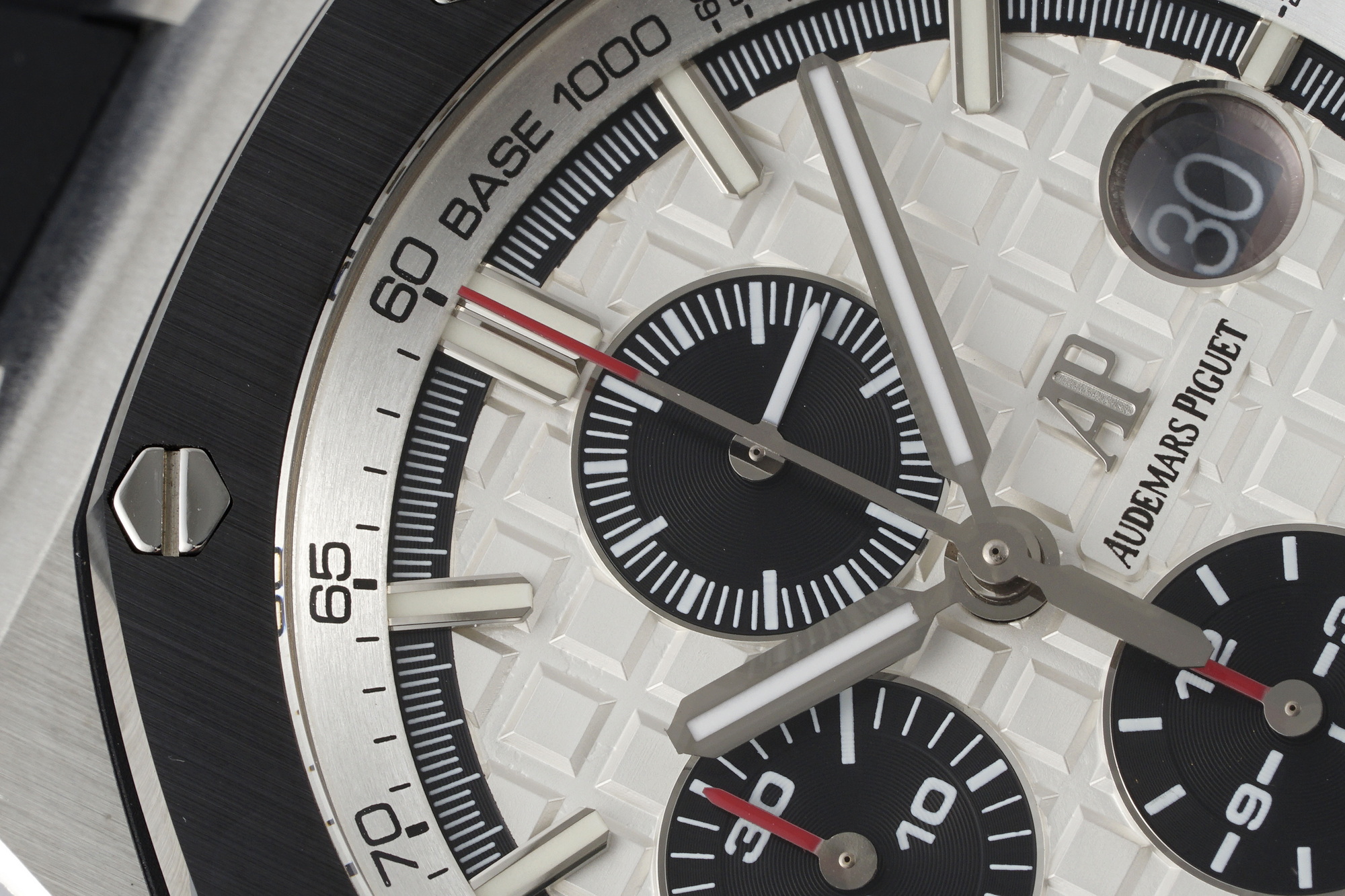 Royal Oak Offshore 44 mm, White Ref. 26400SO.OO.A002CA.01