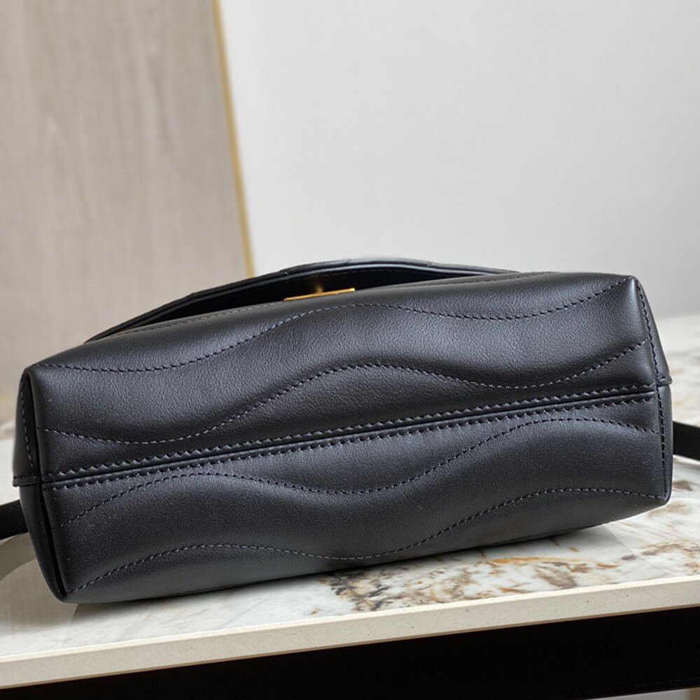 Louis Vuitton Hold Me