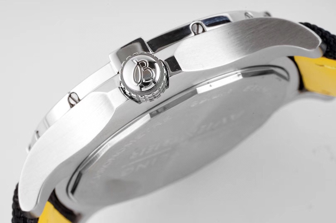 Breitling Avenger A173283A1I1X1