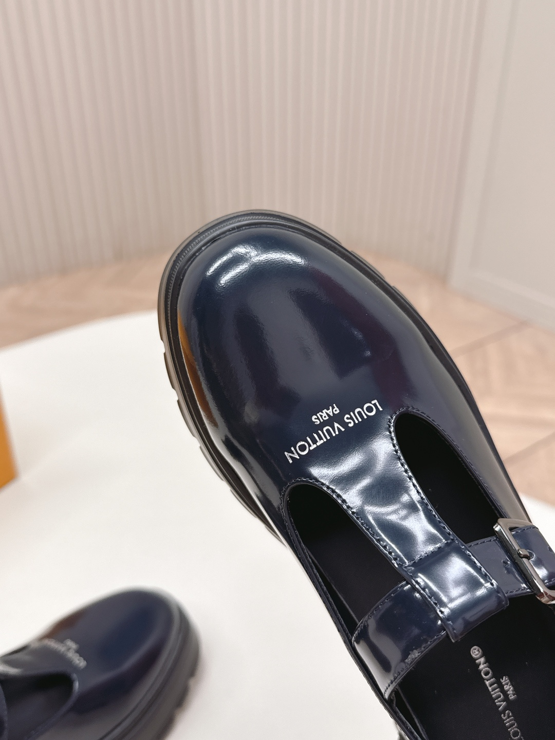 LV women's leather shoes-5