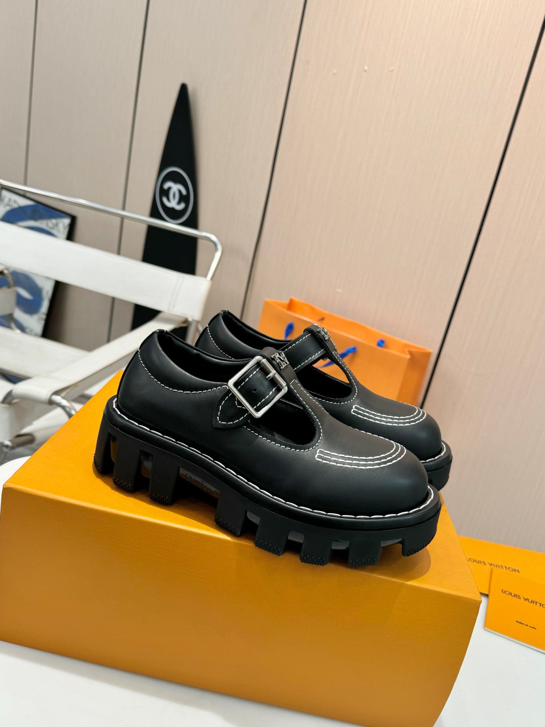 LV women's leather shoes-15