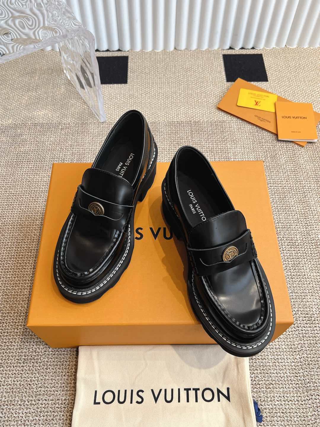 LV women's leather shoes-4
