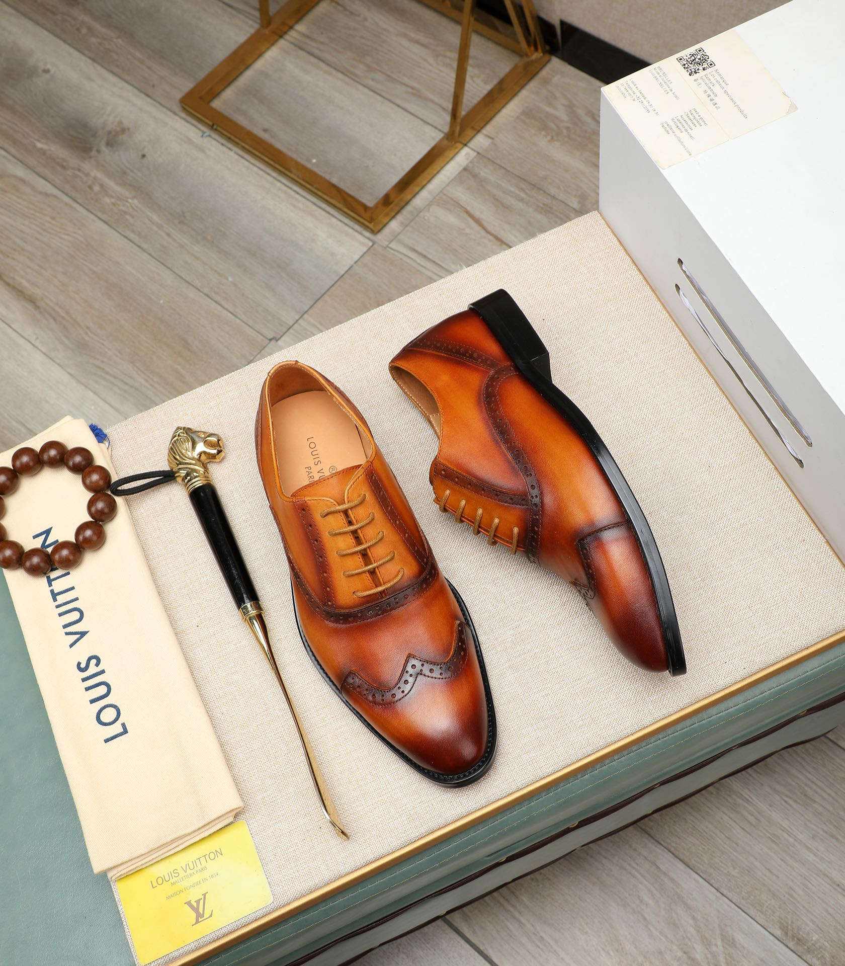 LV men's leather shoes-5