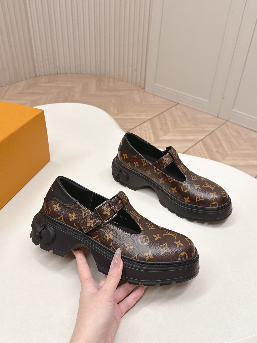 LV women's leather shoes-8