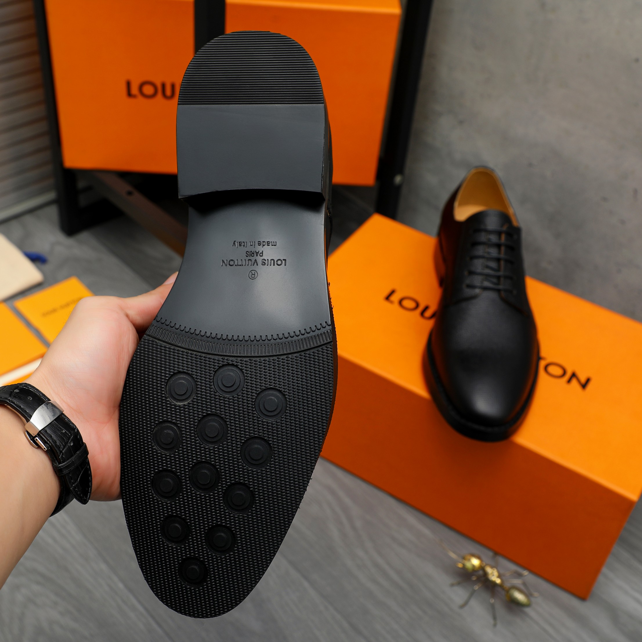 LV men's leather shoes-17