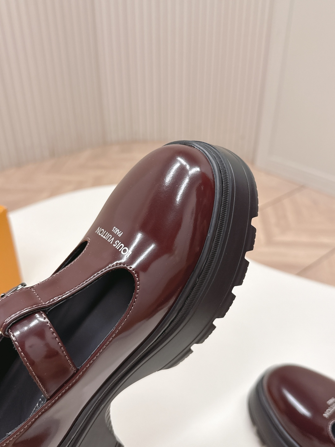 LV women's leather shoes-7