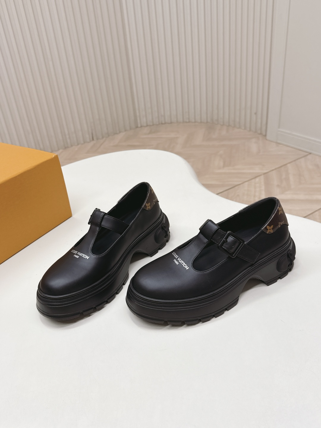 LV women's leather shoes-6