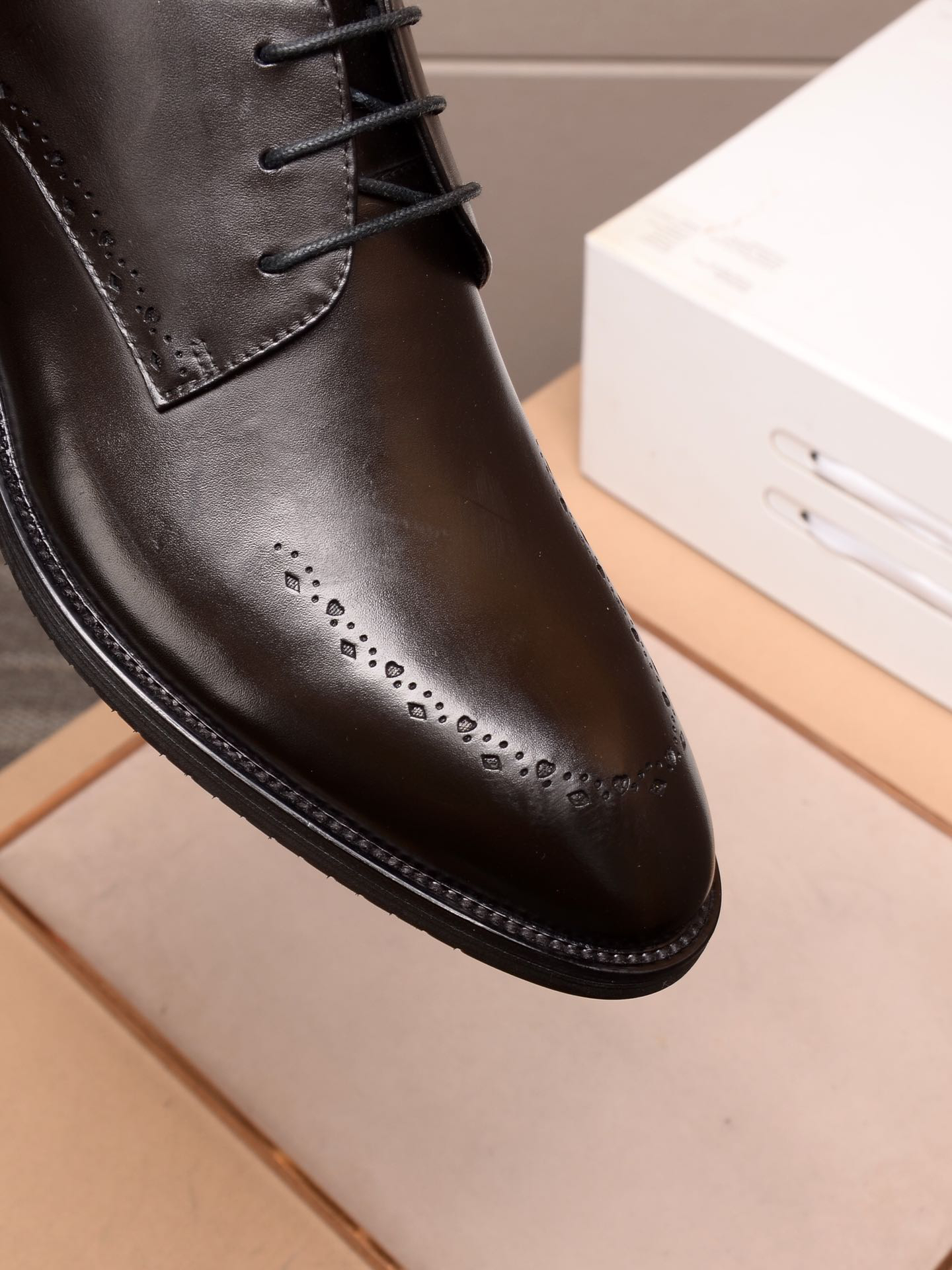 LV men's leather shoes-21