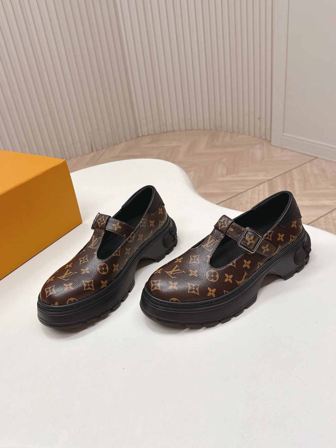 LV women's leather shoes-8