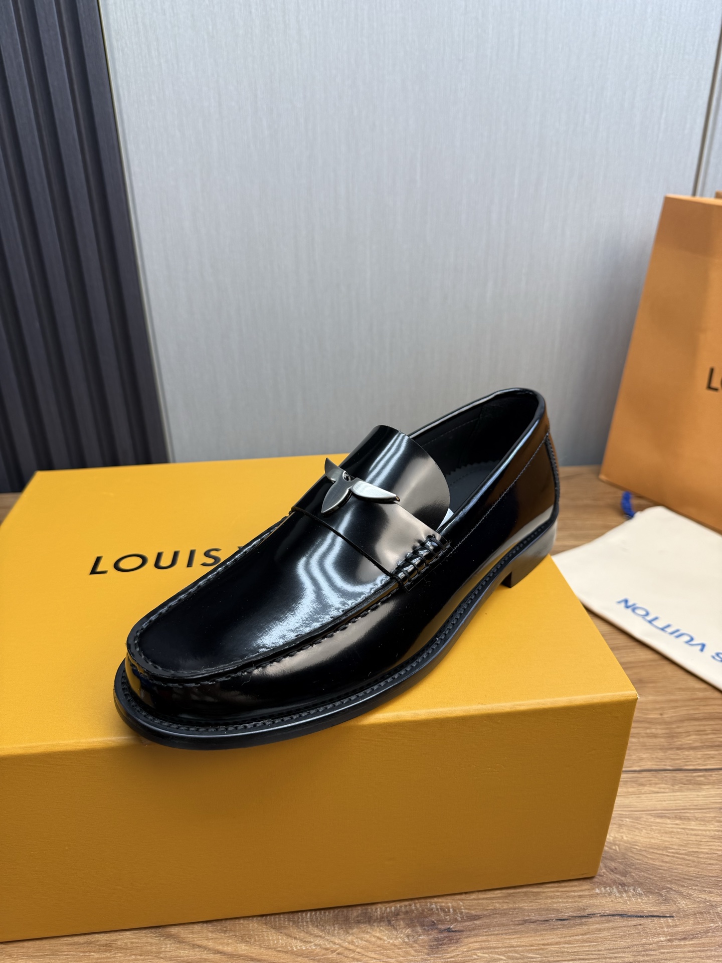 LV men's leather shoes-60