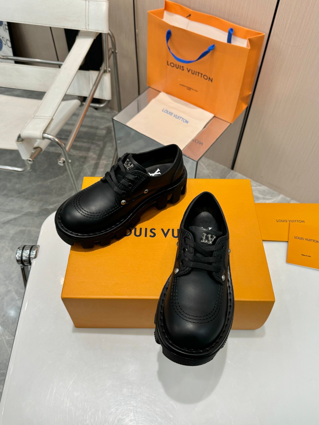 LV women's leather shoes-20