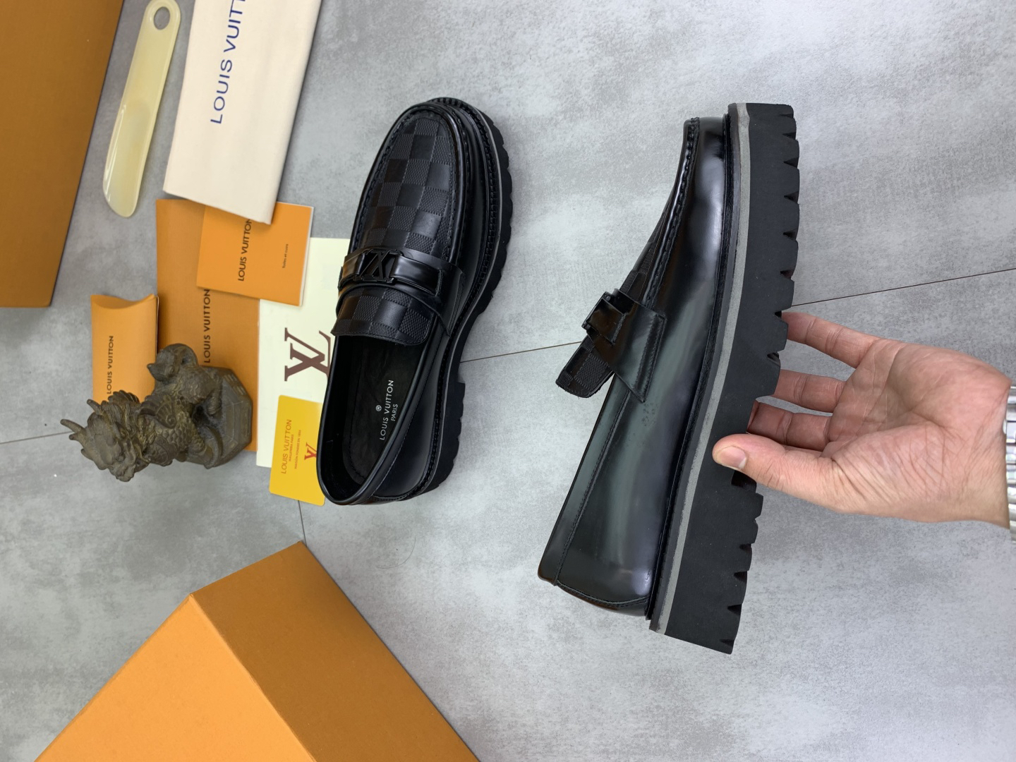 LV men's leather shoes-10