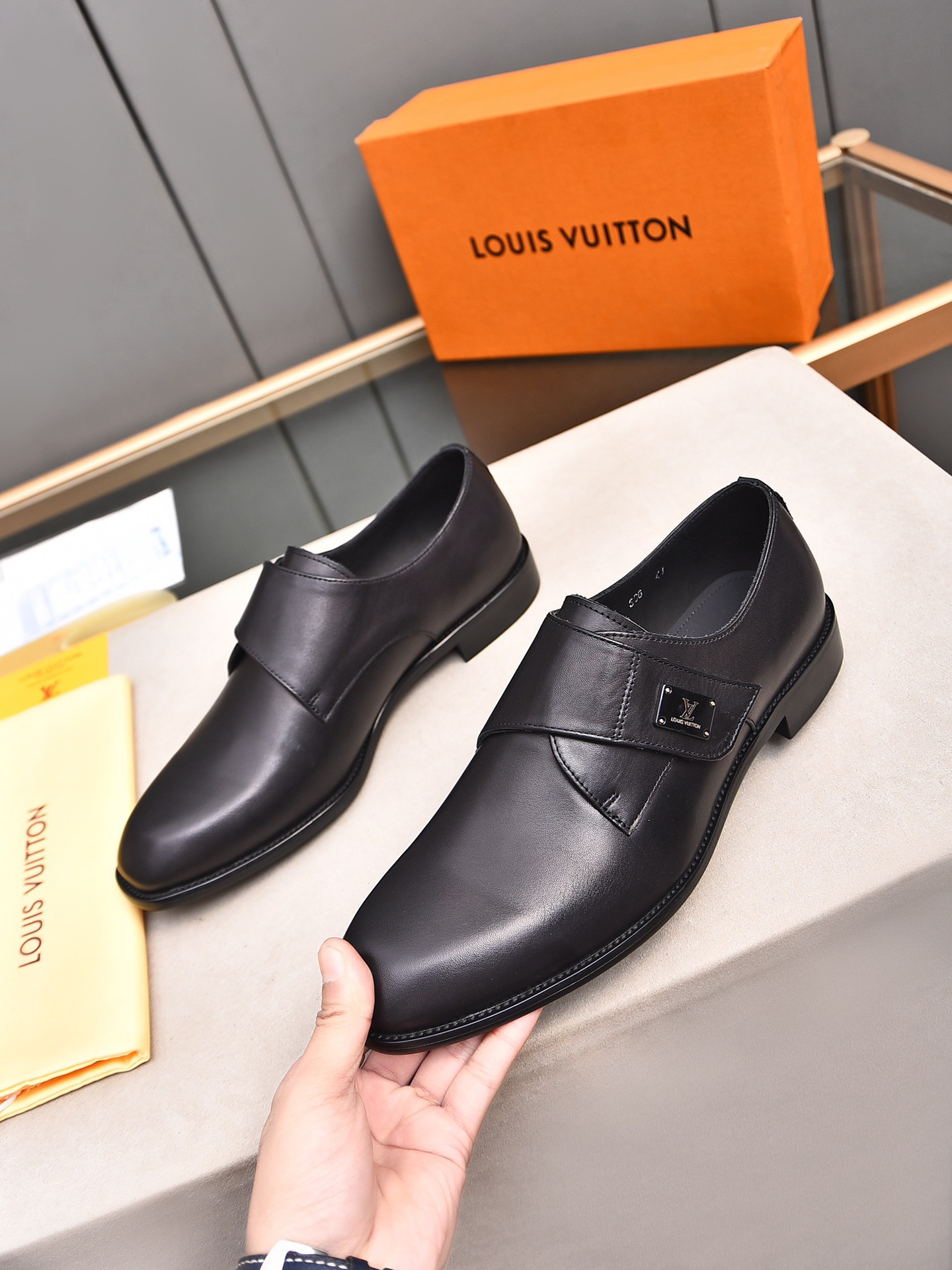 LV men's leather shoes-11