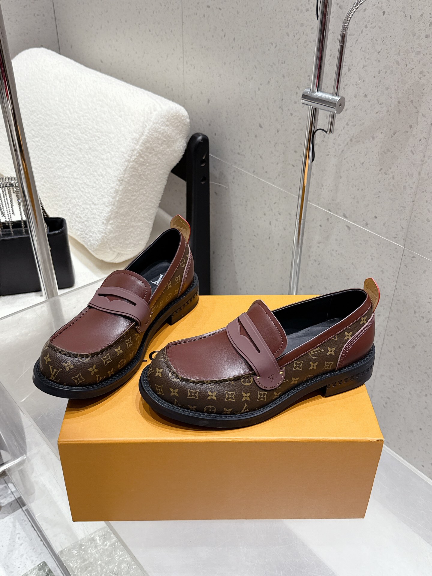 LV women's leather shoes-43