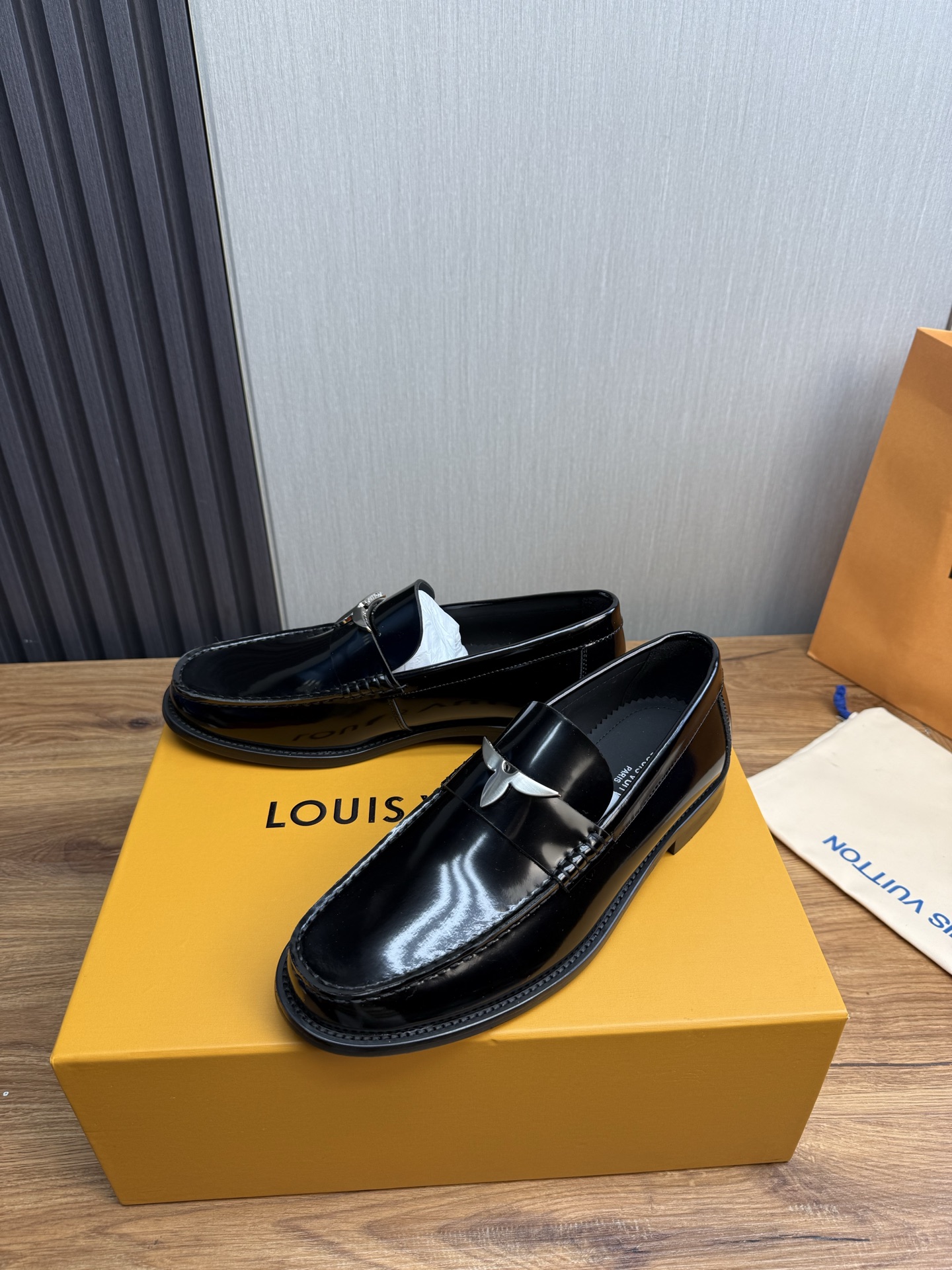 LV men's leather shoes-60