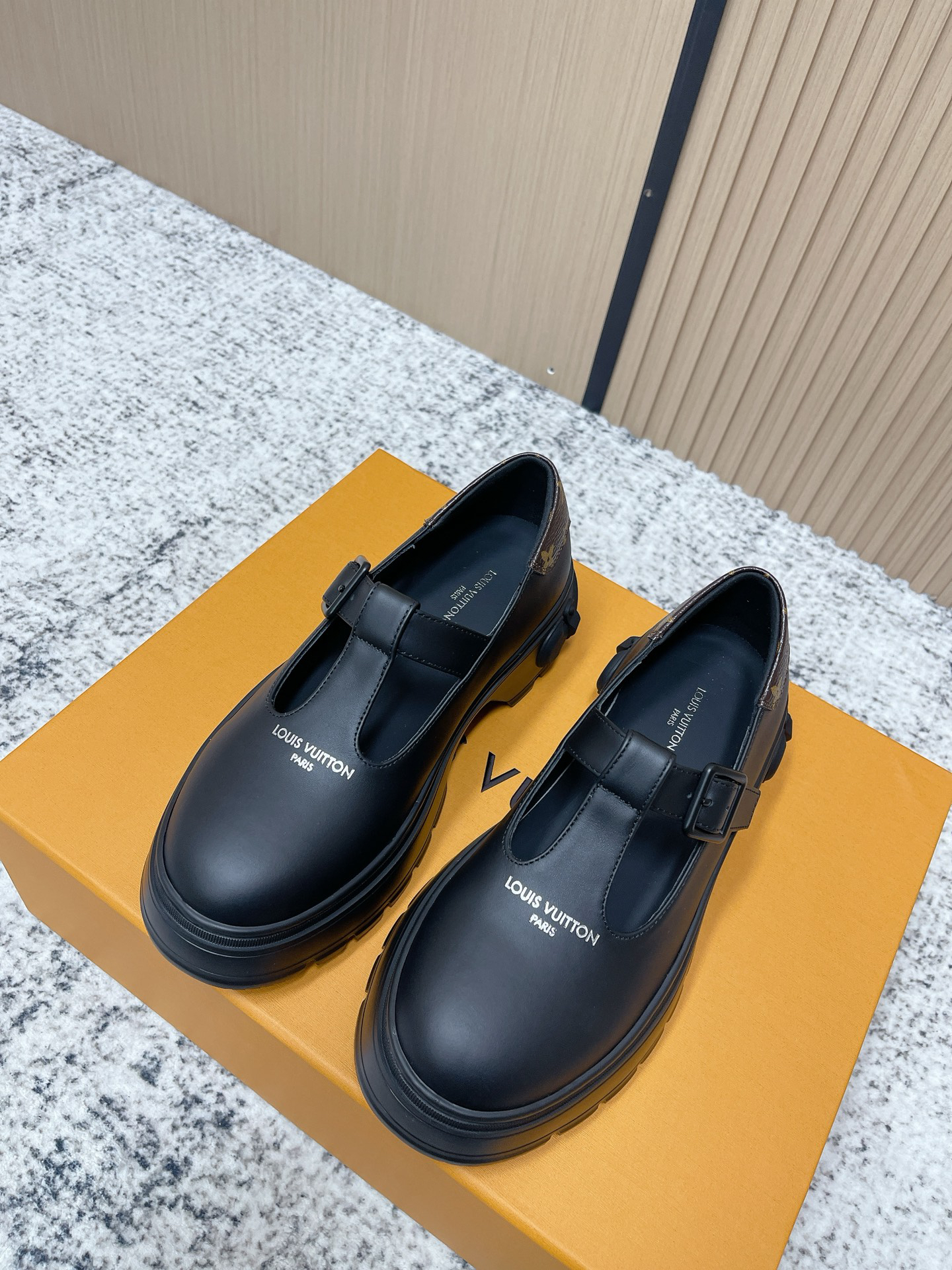 LV women's leather shoes-2