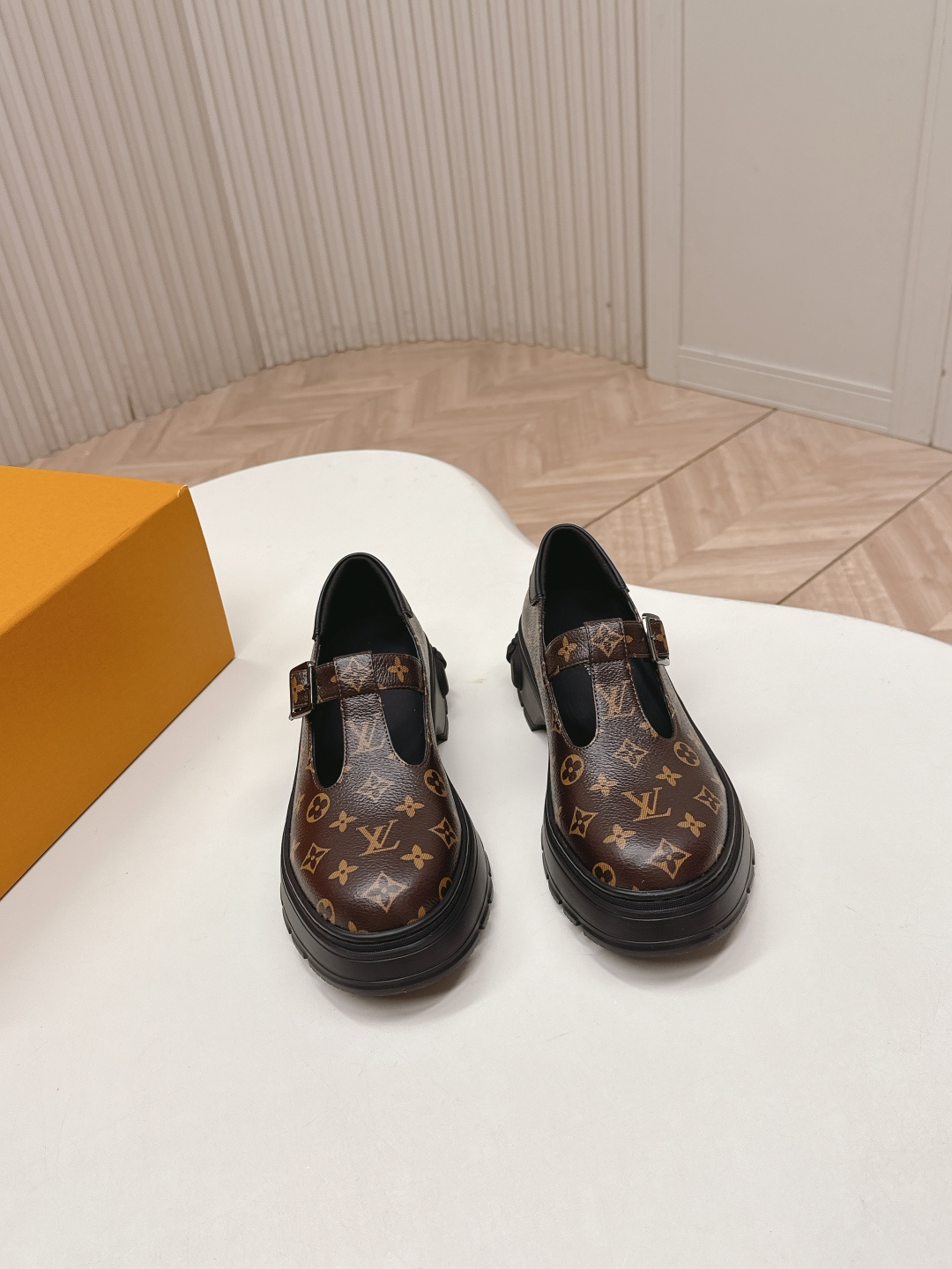 LV women's leather shoes-8