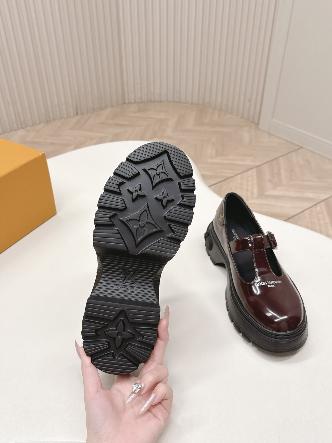 LV women's leather shoes-7