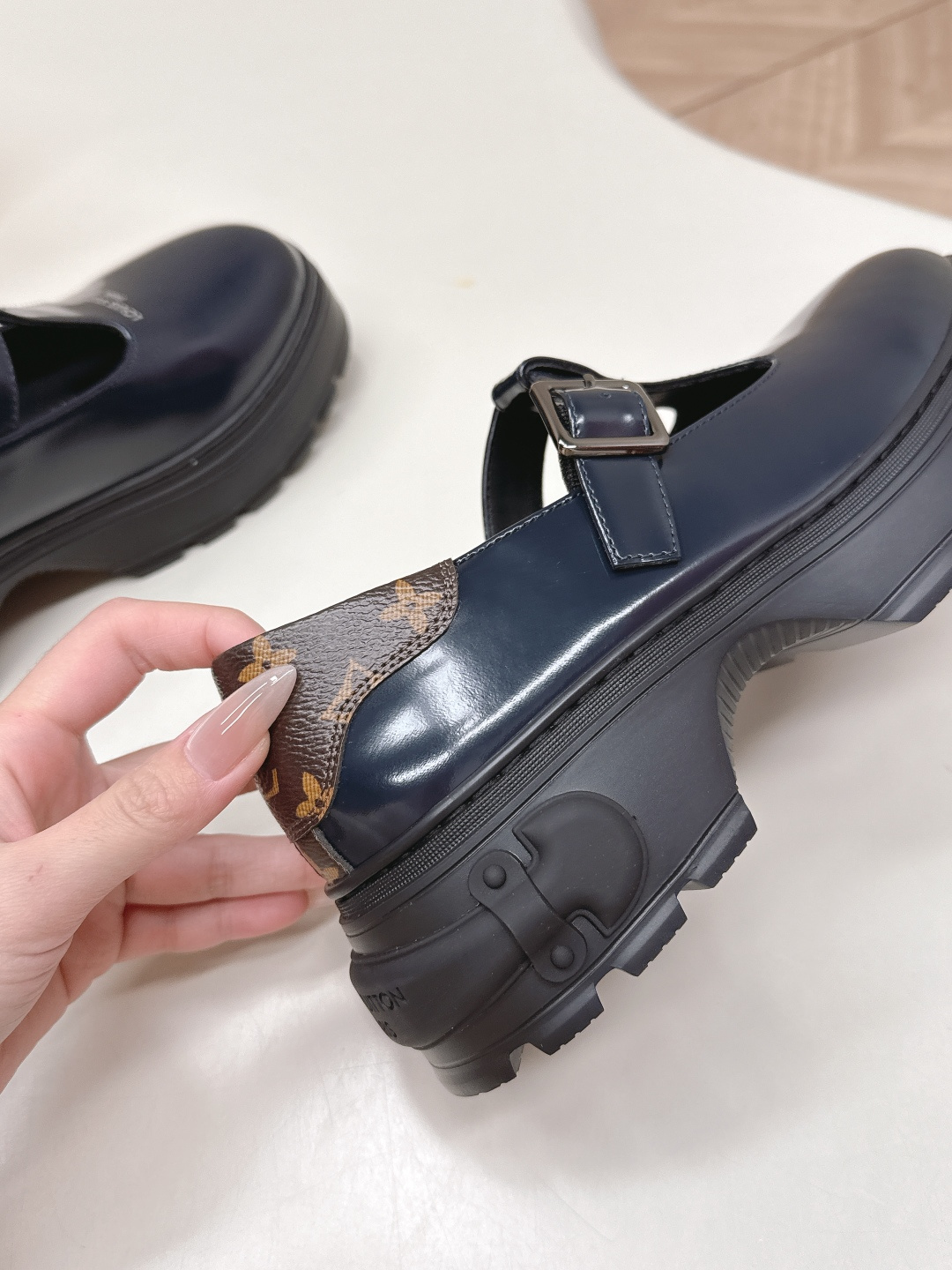 LV women's leather shoes-5