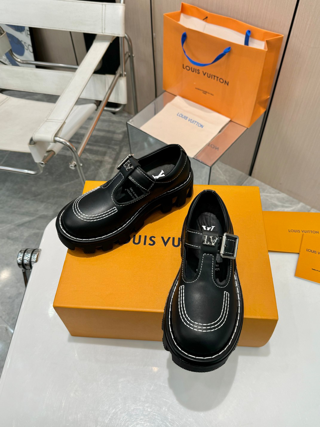 LV women's leather shoes-15