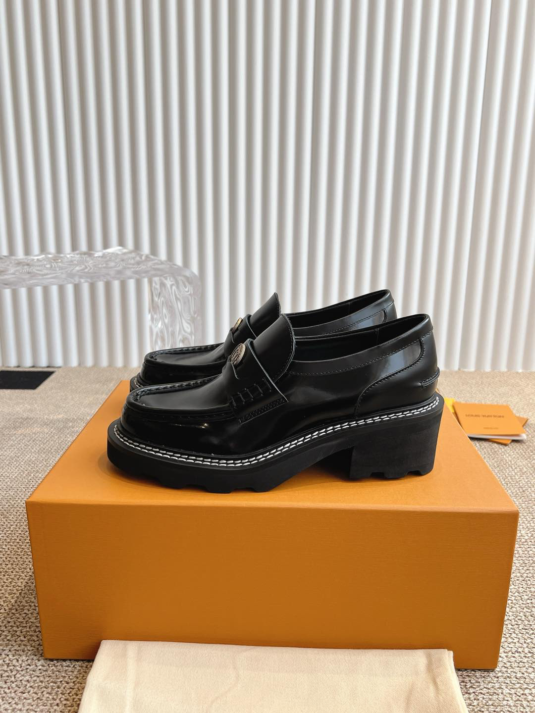 LV women's leather shoes-4