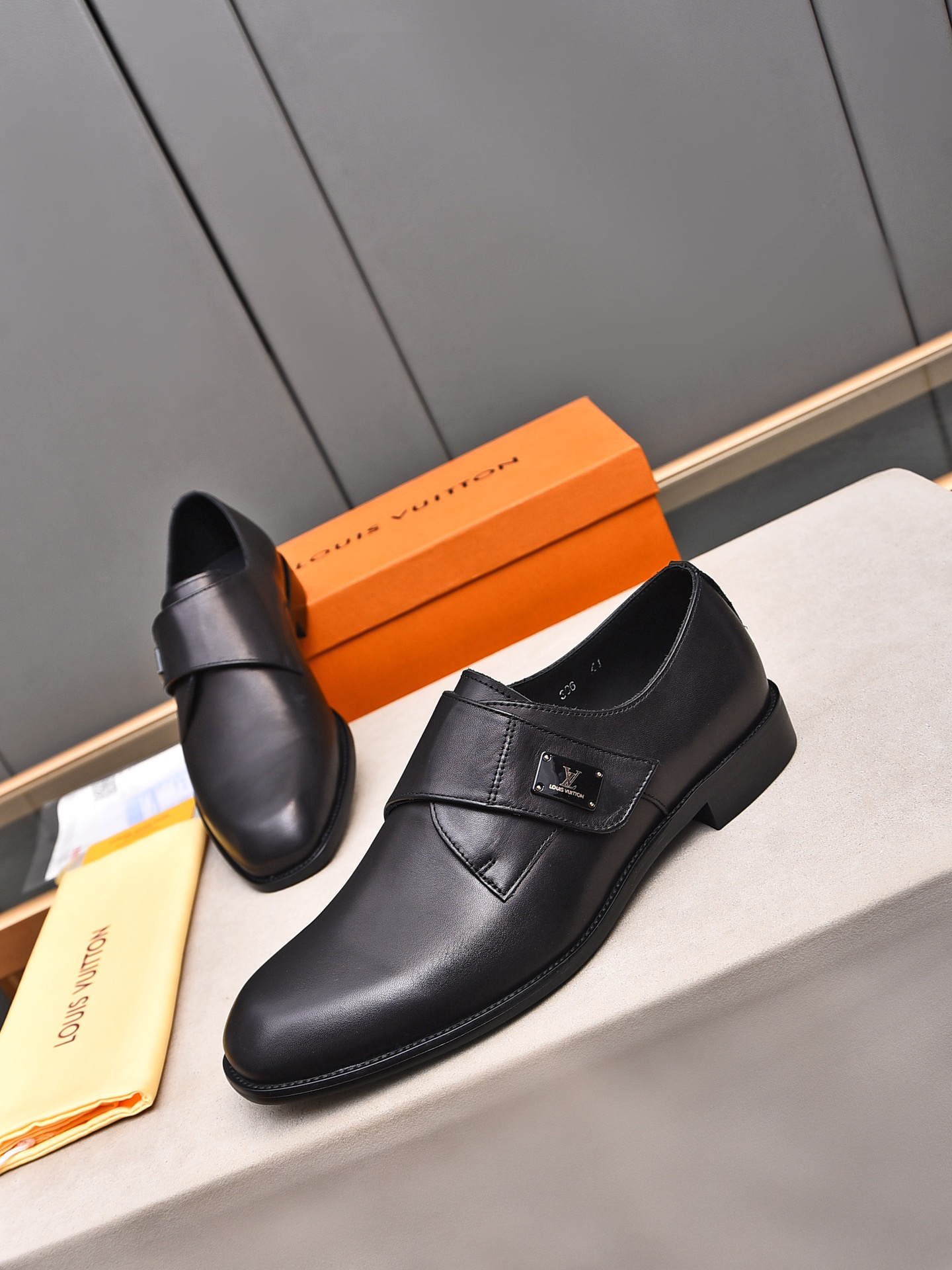 LV men's leather shoes-11