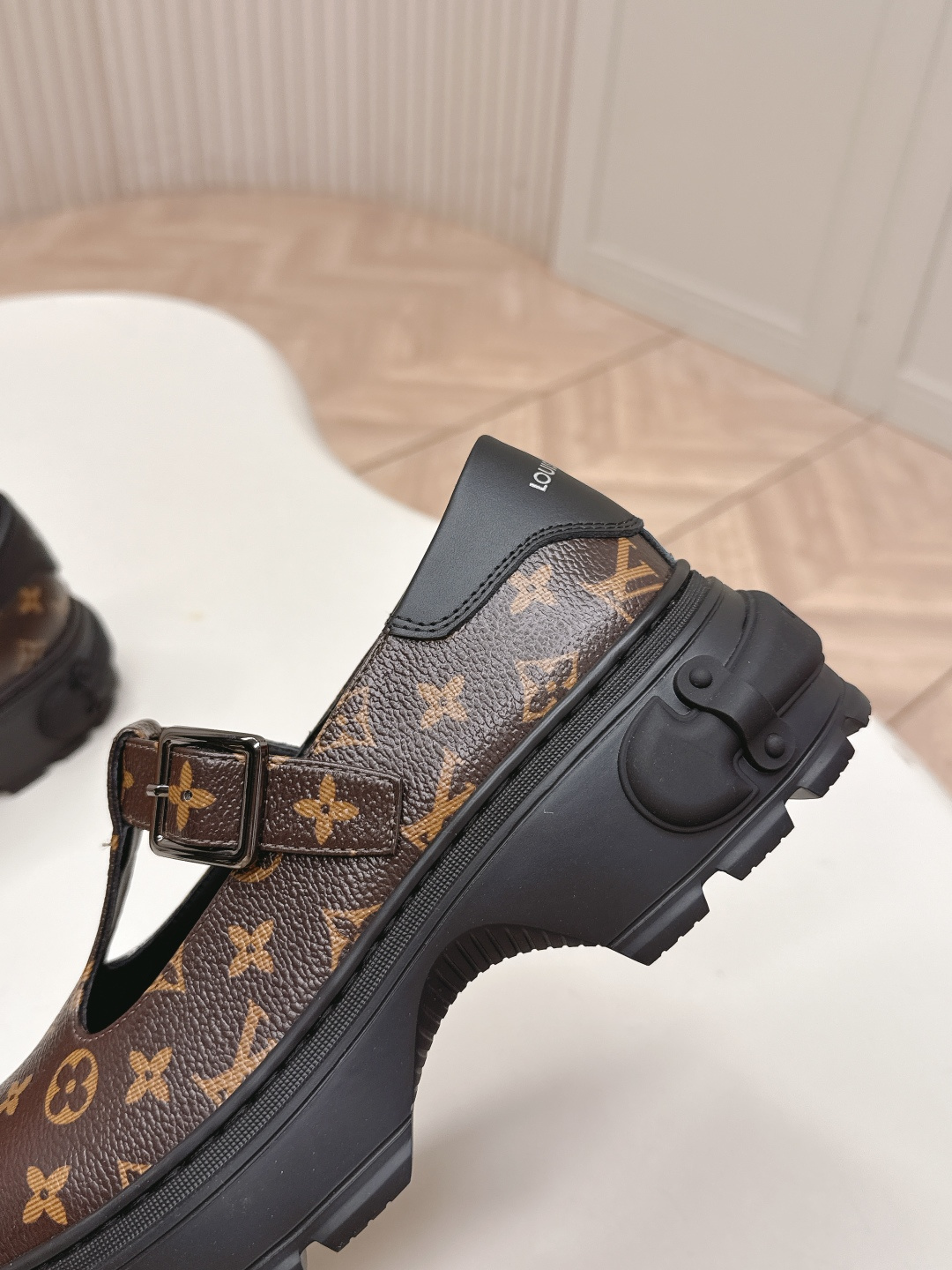 LV women's leather shoes-8