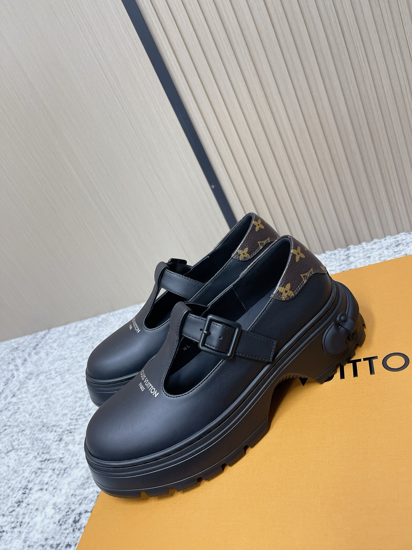 LV women's leather shoes-2