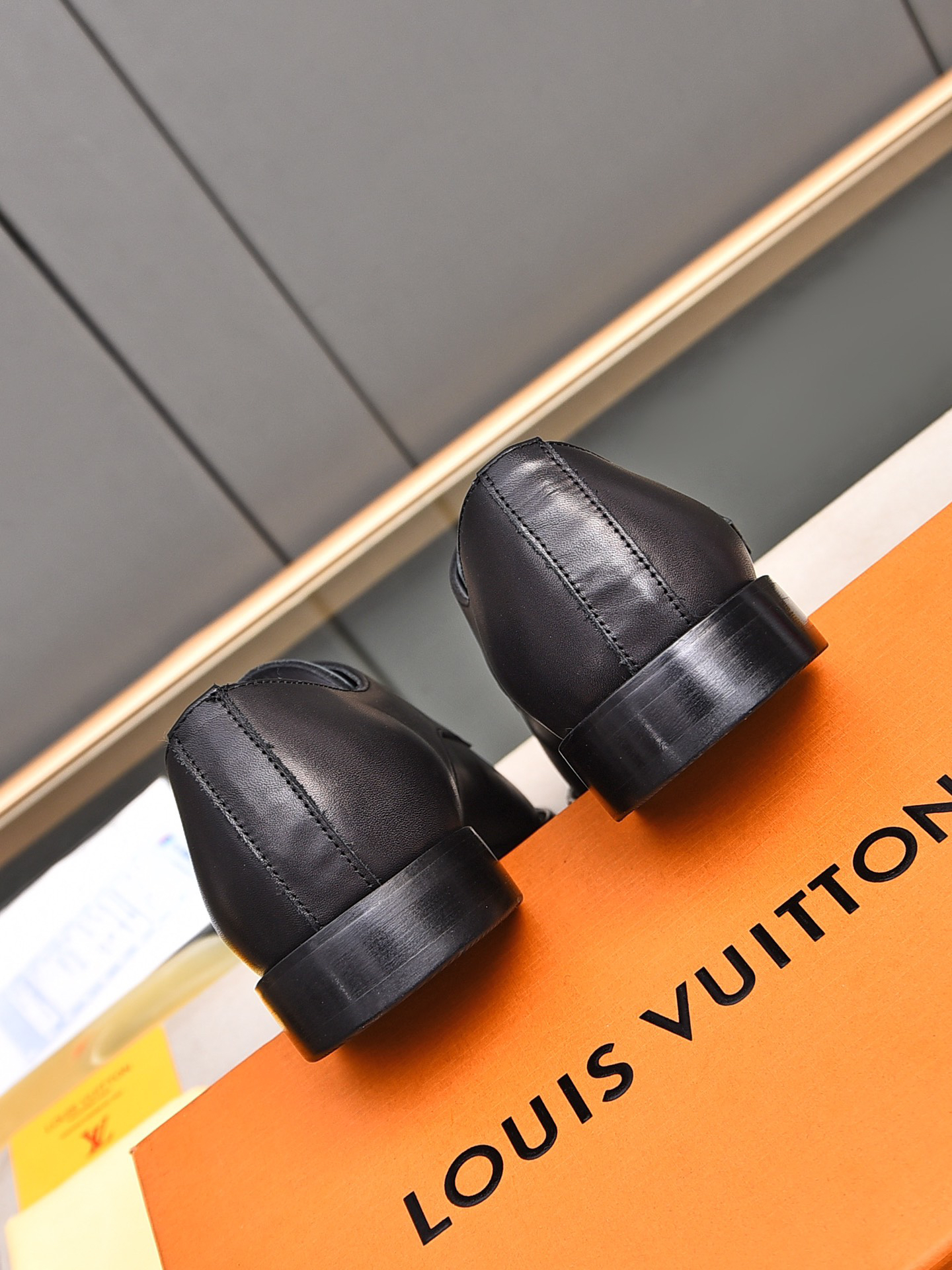 LV men's leather shoes-11