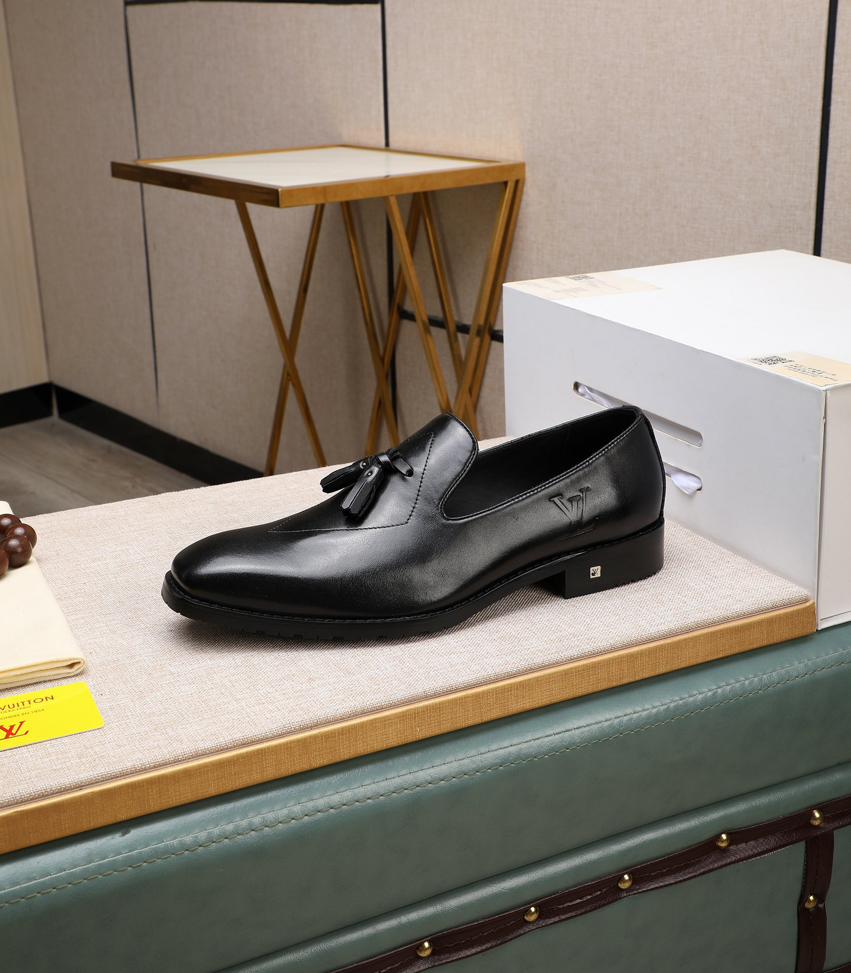 LV men's leather shoes-28