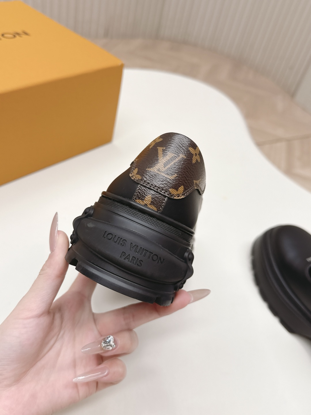 LV women's leather shoes-6