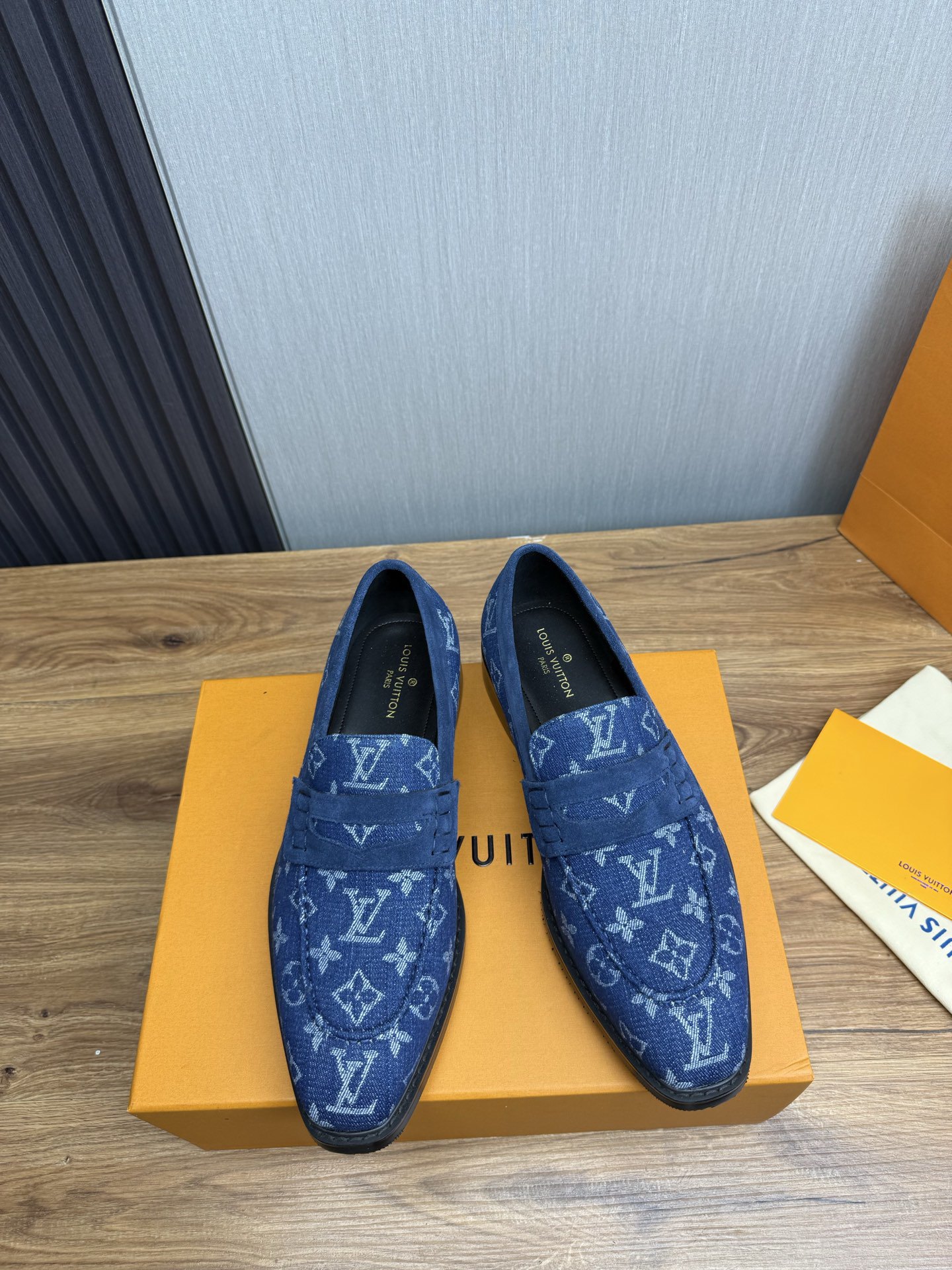 LV women's leather shoes-35