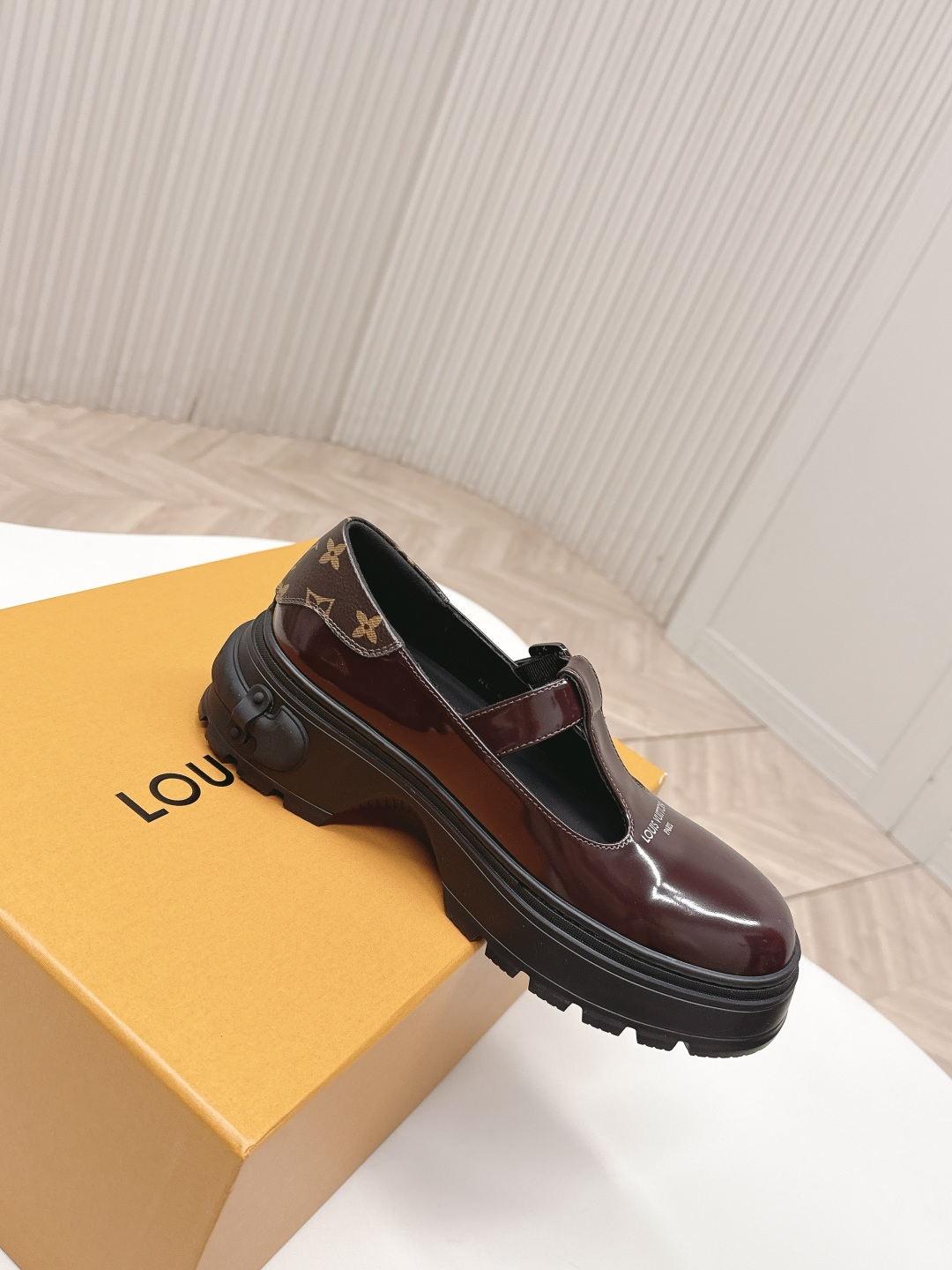 LV women's leather shoes-7