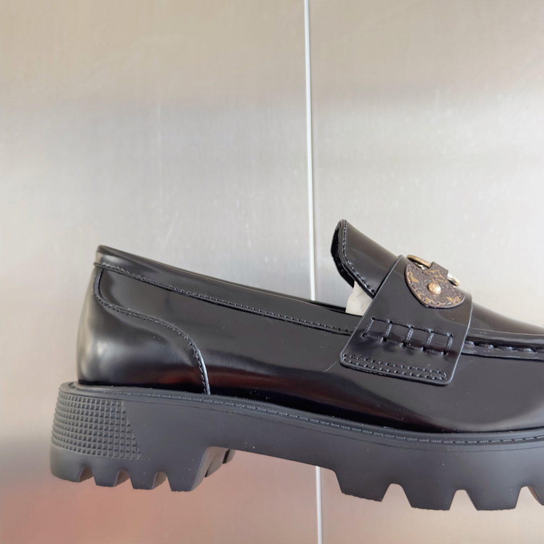 LV women's leather shoes-19