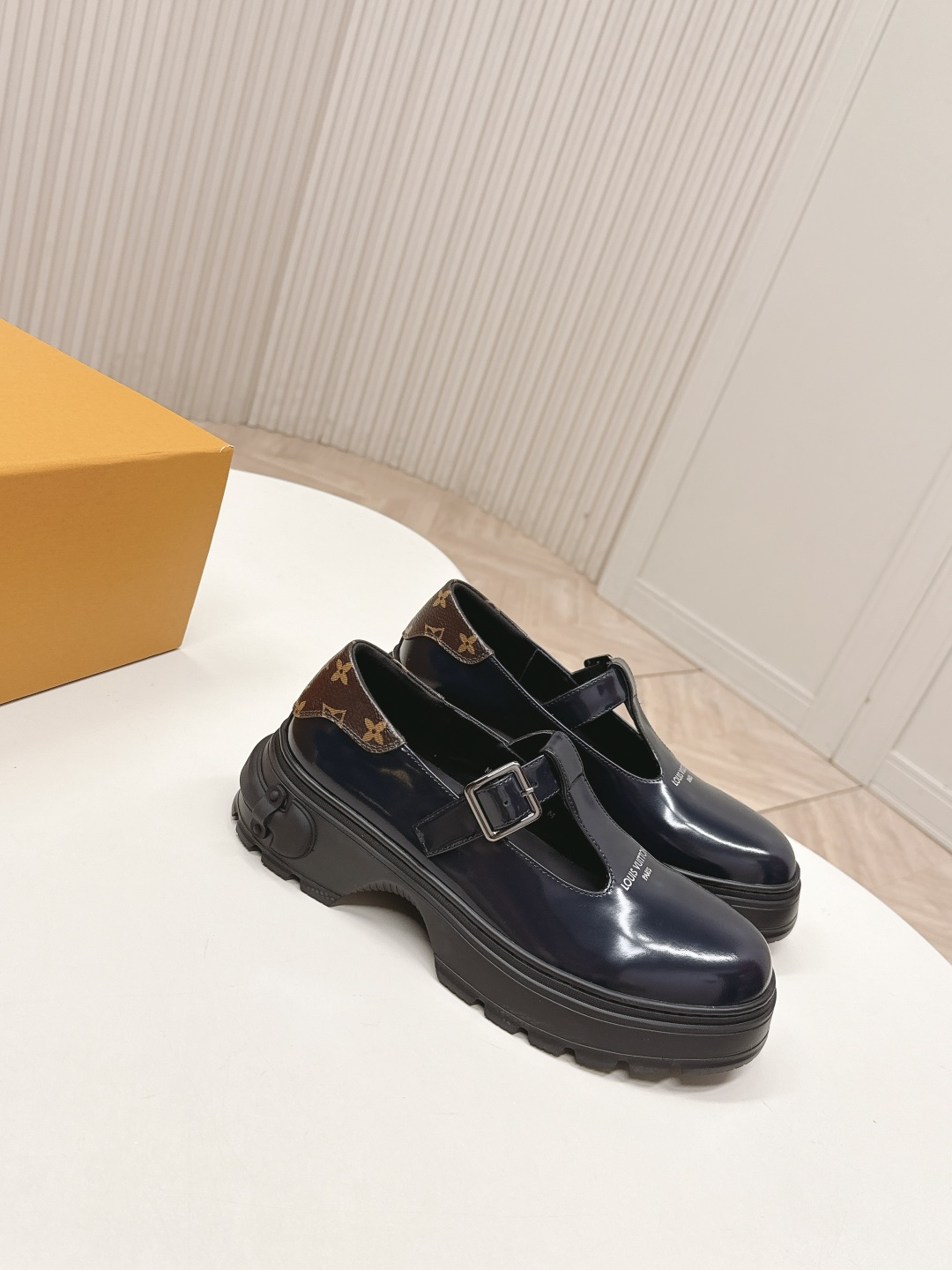 LV women's leather shoes-5