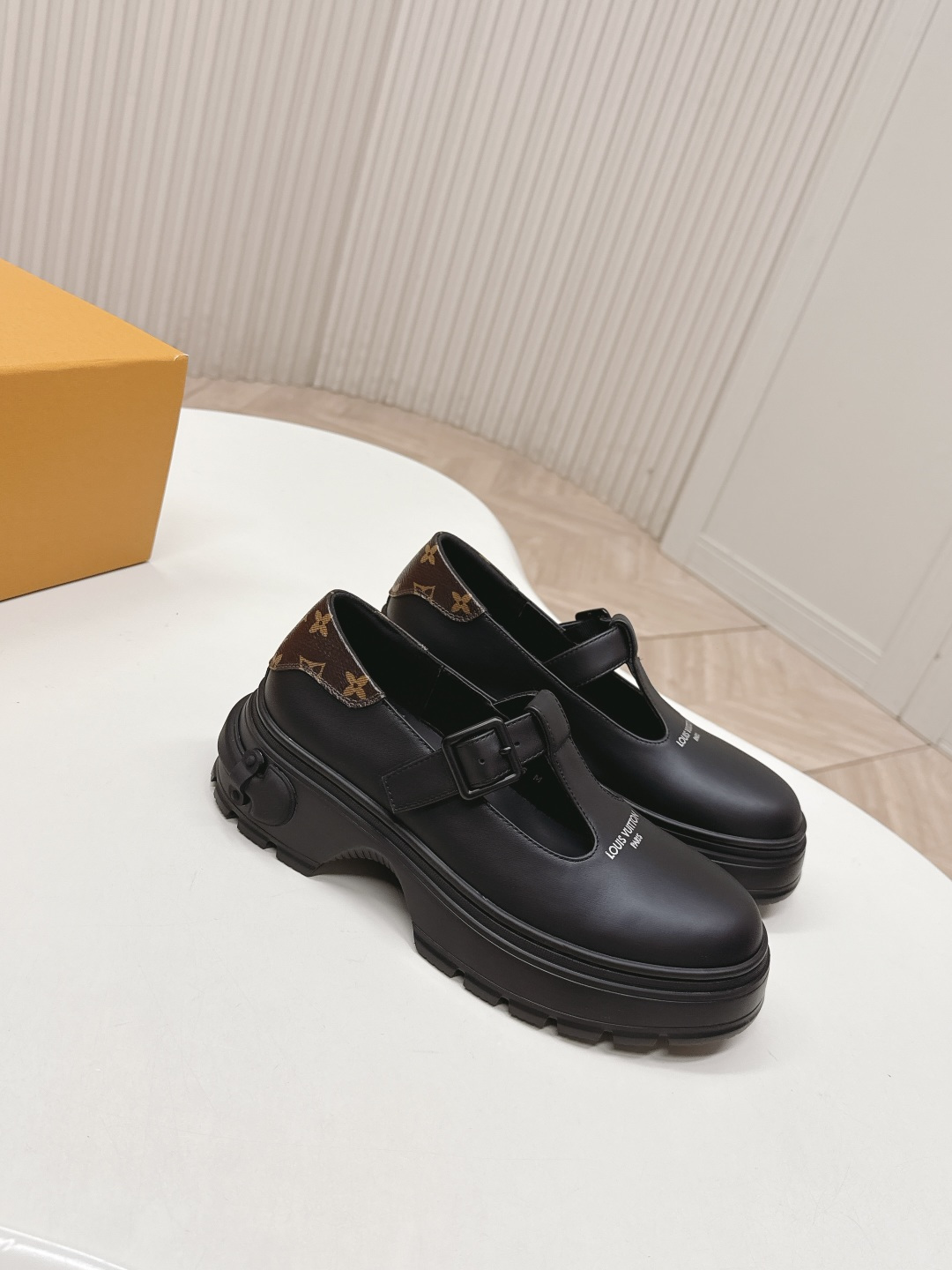 LV women's leather shoes-6