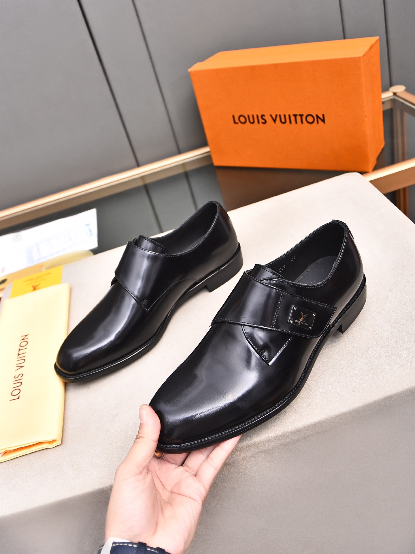 LV men's leather shoes-12