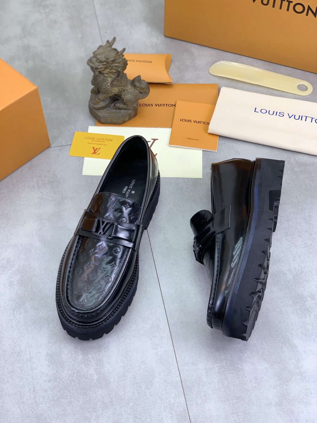 LV men's leather shoes-18