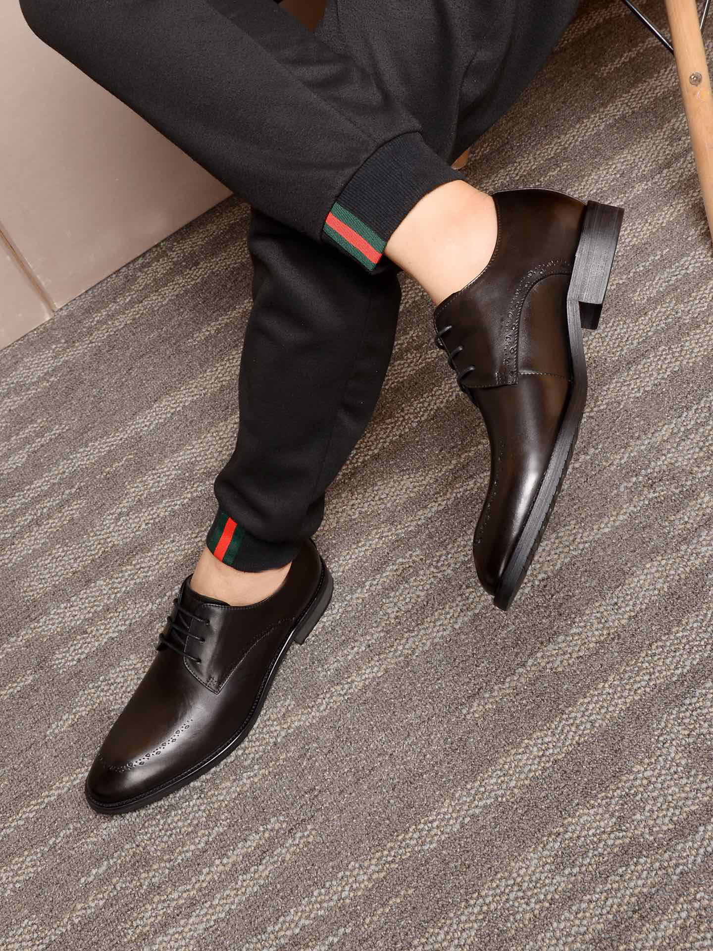 LV men's leather shoes-21