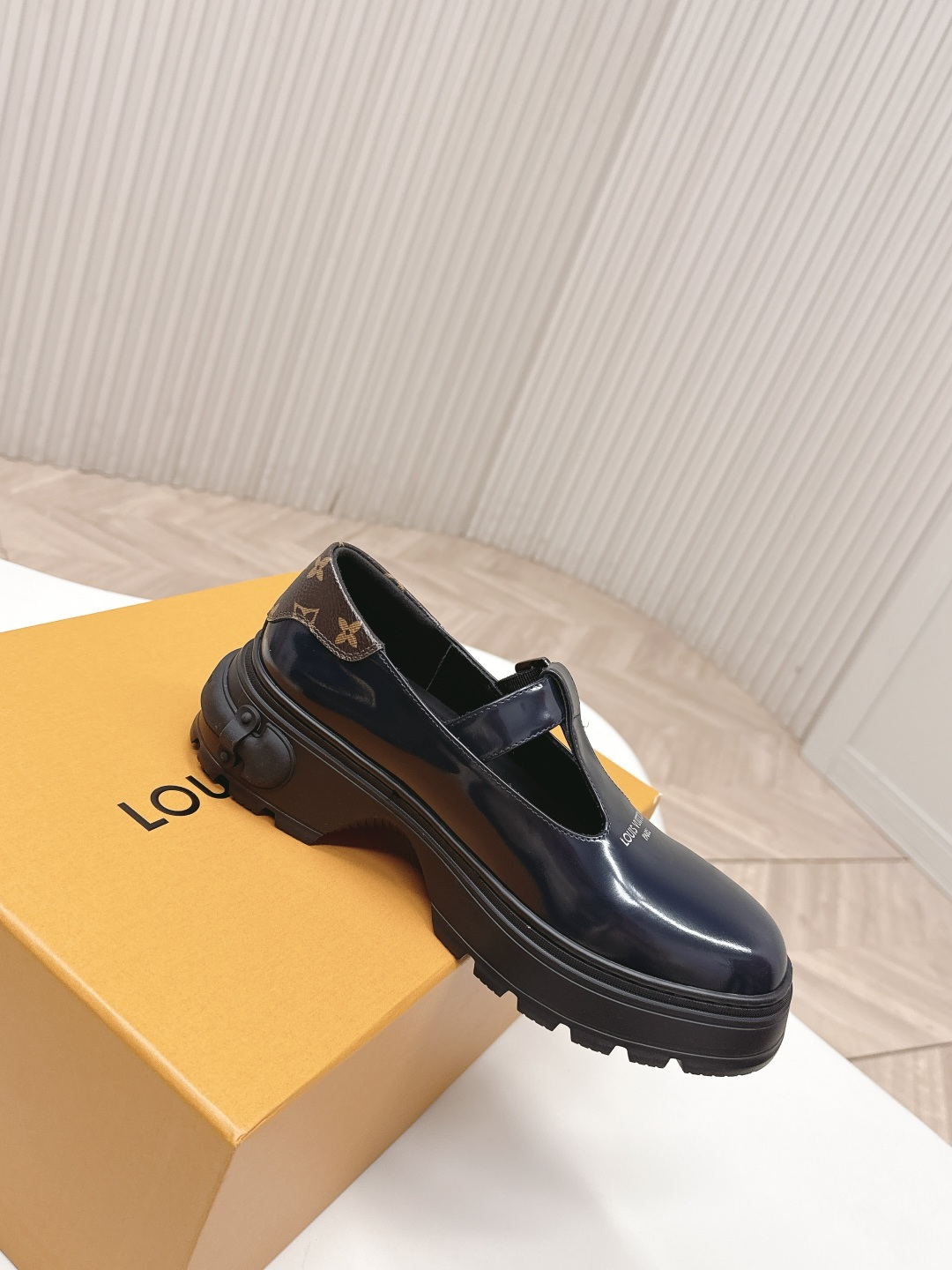 LV women's leather shoes-5