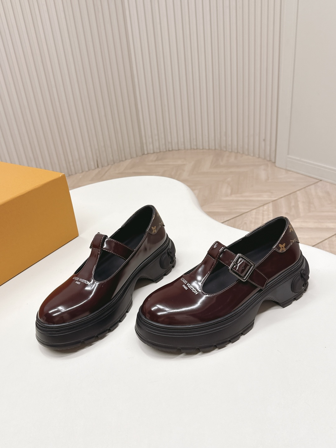 LV women's leather shoes-7