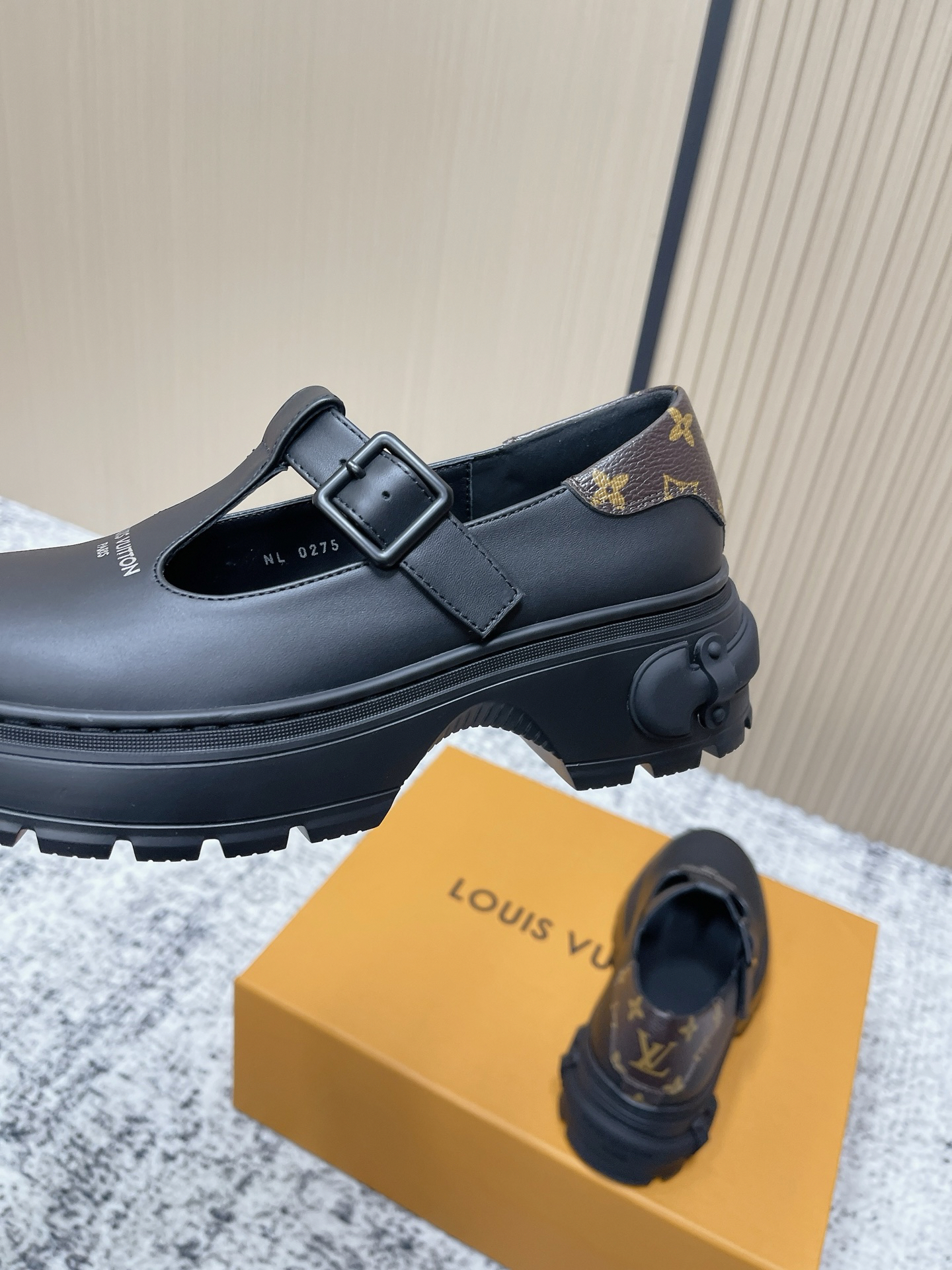 LV women's leather shoes-2