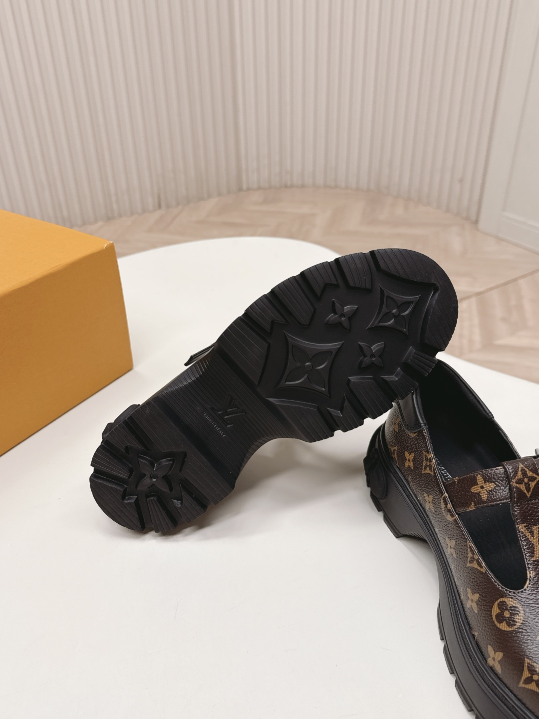 LV women's leather shoes-8