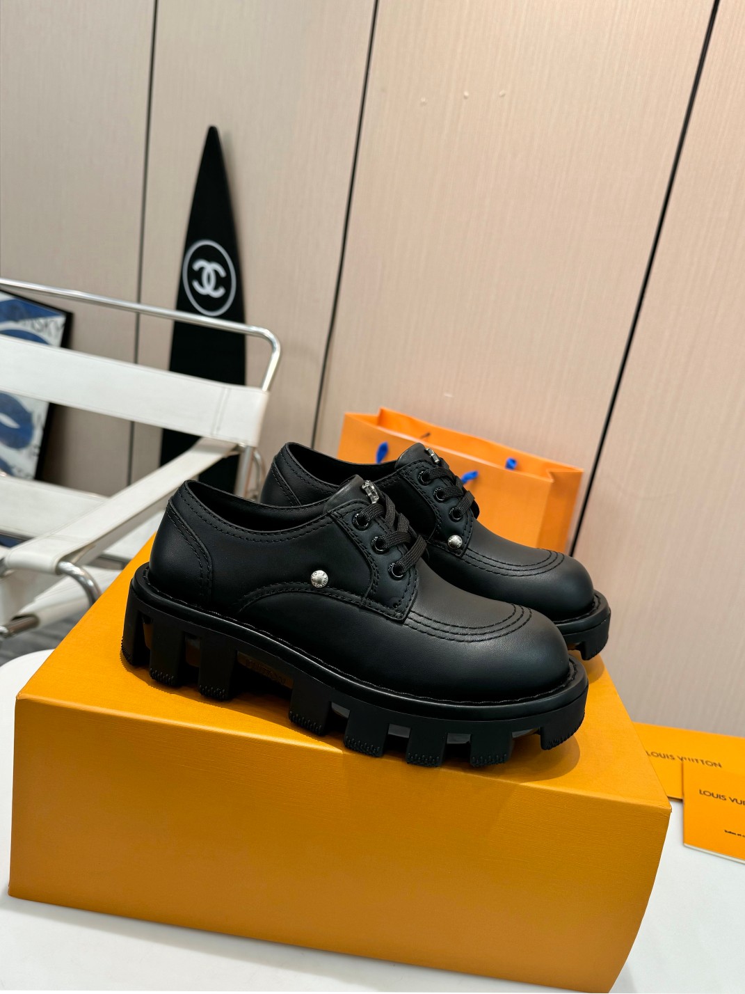 LV women's leather shoes-20