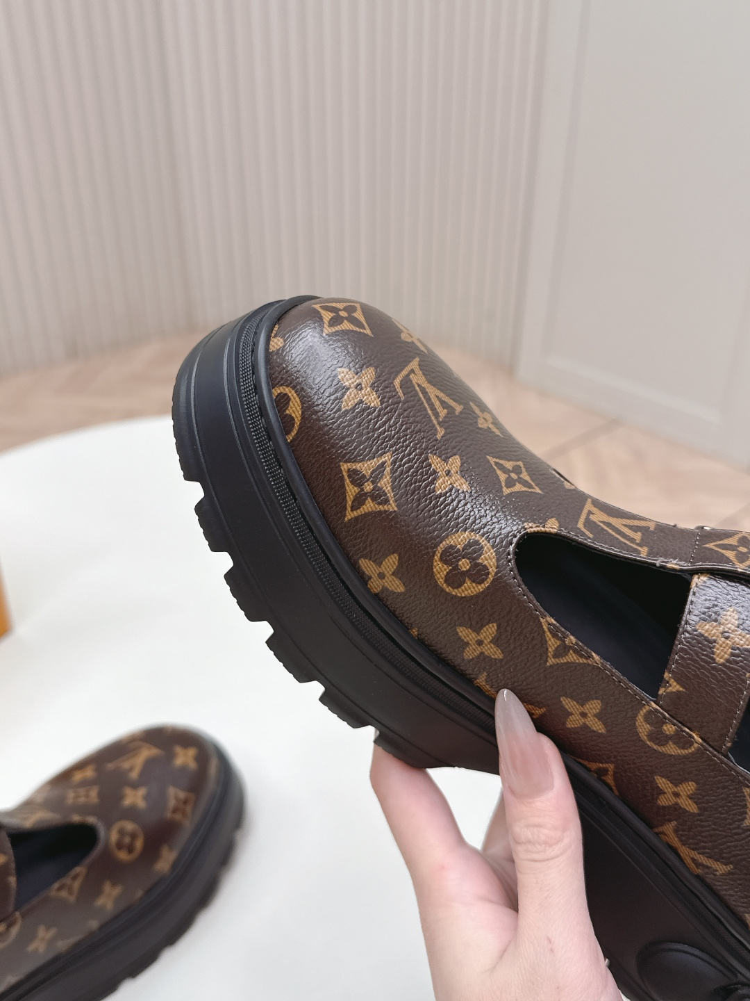 LV women's leather shoes-8