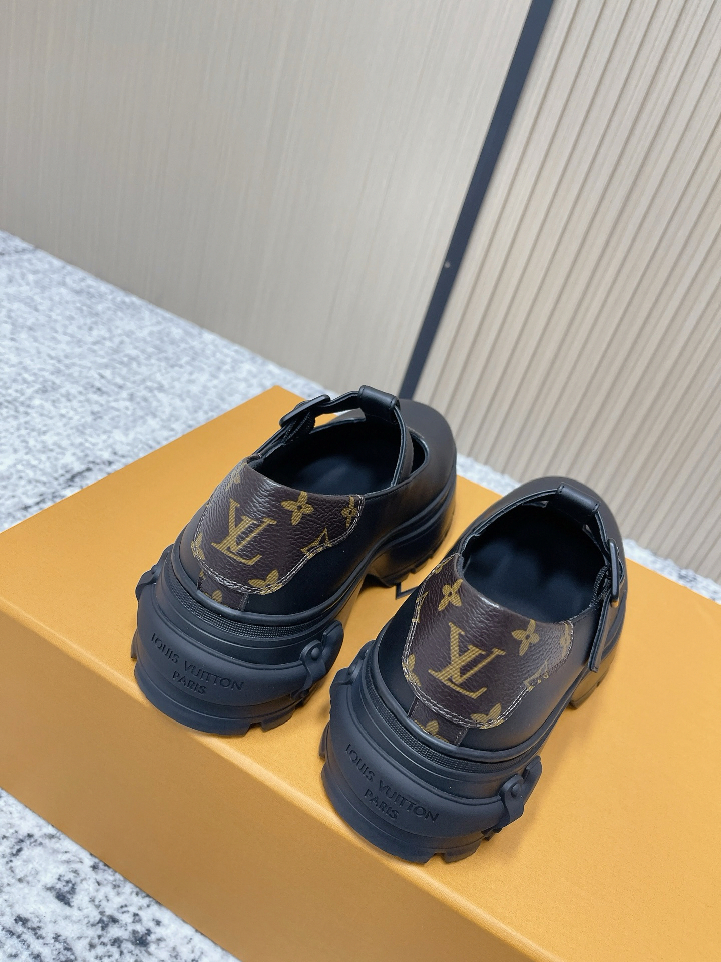 LV women's leather shoes-2